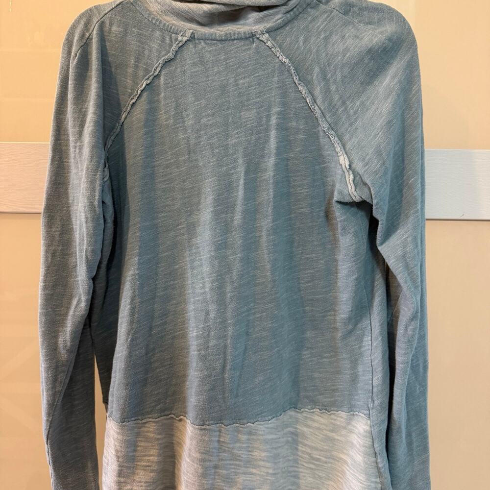 Women's light blue cowl neck loWomen's light blue cowl neck long sleeve knit top